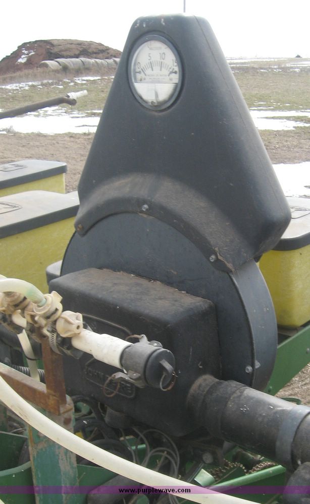 image for item 3940 John Deere 7300 MaxEmerge2 vacuum planter with pull type attachment