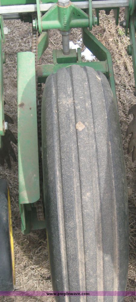 image for item 3940 John Deere 7300 MaxEmerge2 vacuum planter with pull type attachment