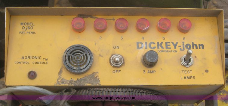 image for item 3940 John Deere 7300 MaxEmerge2 vacuum planter with pull type attachment