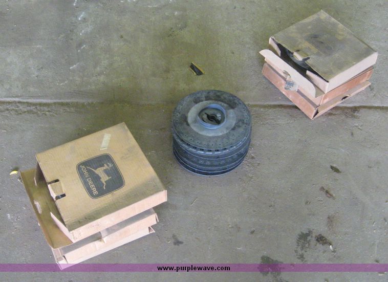 image for item 3940 John Deere 7300 MaxEmerge2 vacuum planter with pull type attachment