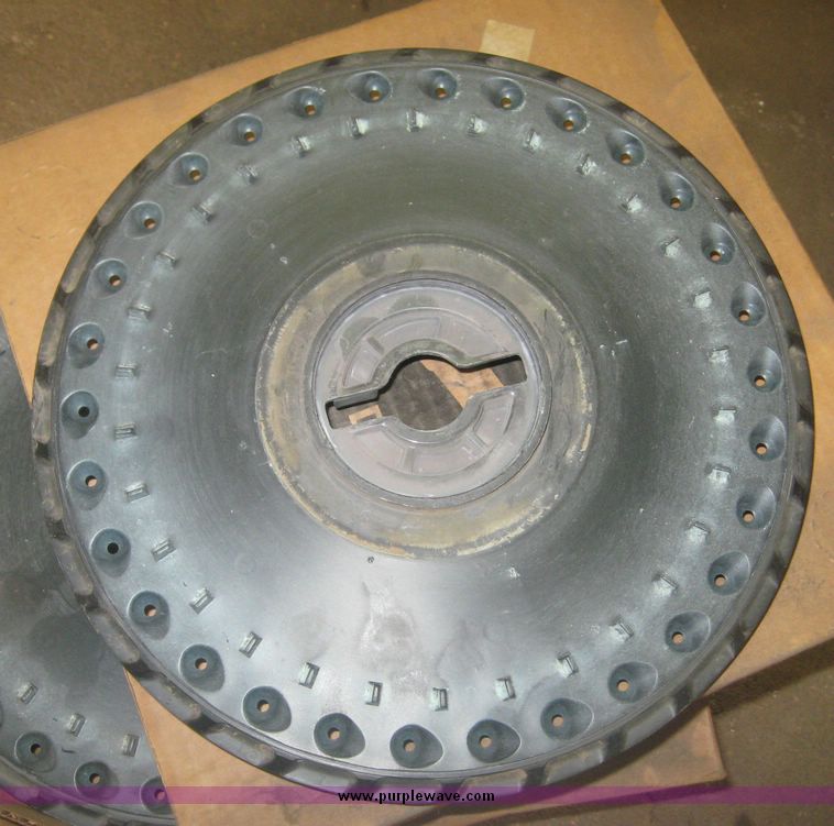 image for item 3940 John Deere 7300 MaxEmerge2 vacuum planter with pull type attachment