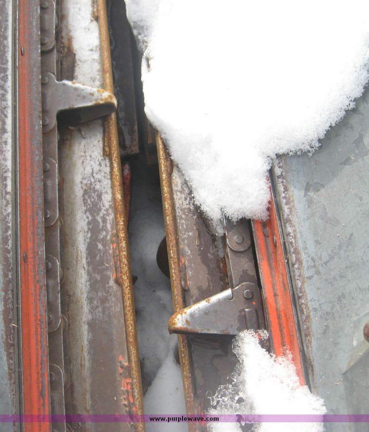 image for item 3941 Allis Chalmers 630 corn head