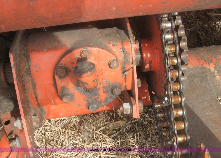 image for item 3941 Allis Chalmers 630 corn head