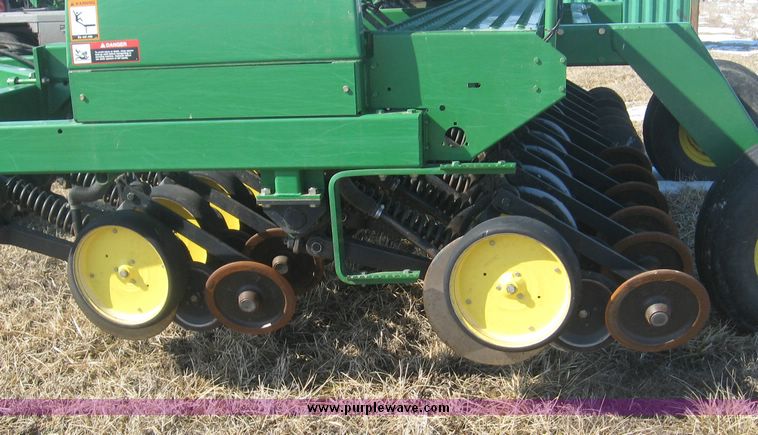 image for item 3944 1996 John Deere 750 disc drill