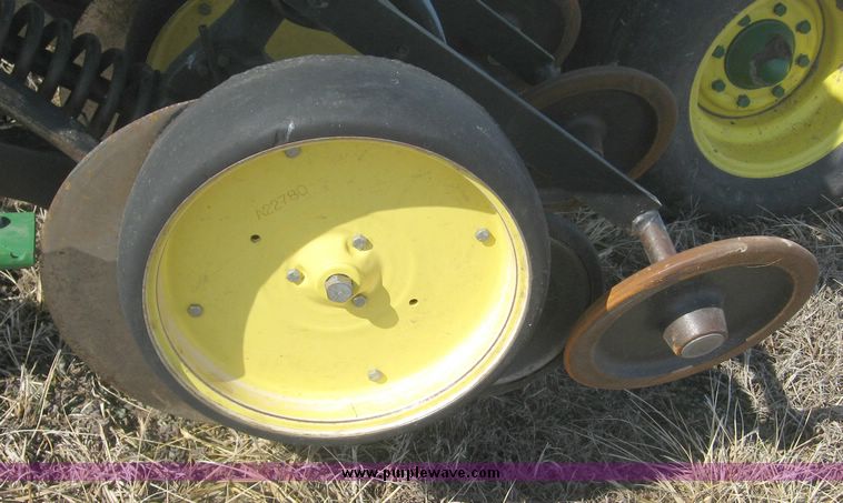 image for item 3944 1996 John Deere 750 disc drill