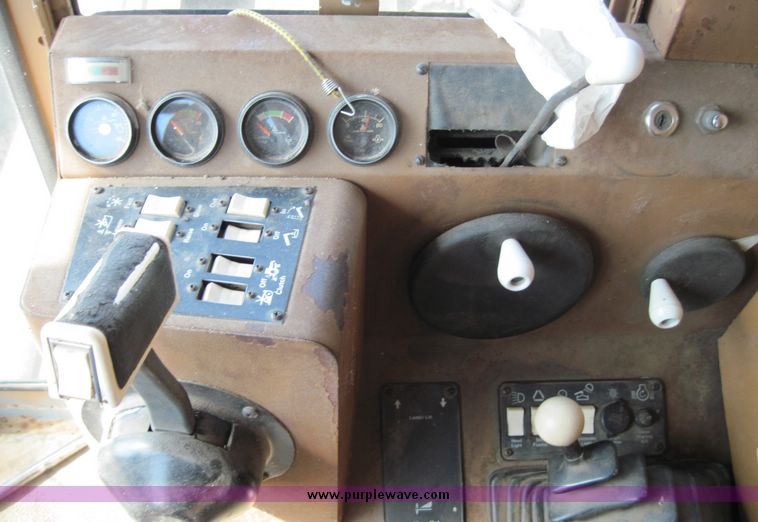 image for item 4696 1983 Gleaner L3 combine