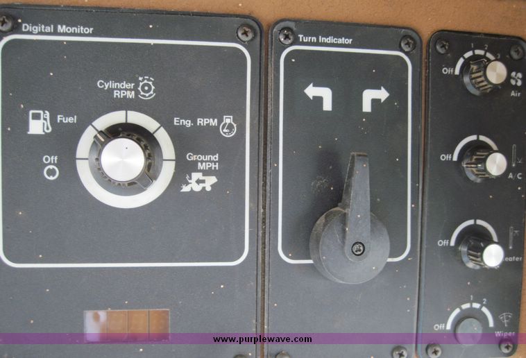 image for item 4696 1983 Gleaner L3 combine