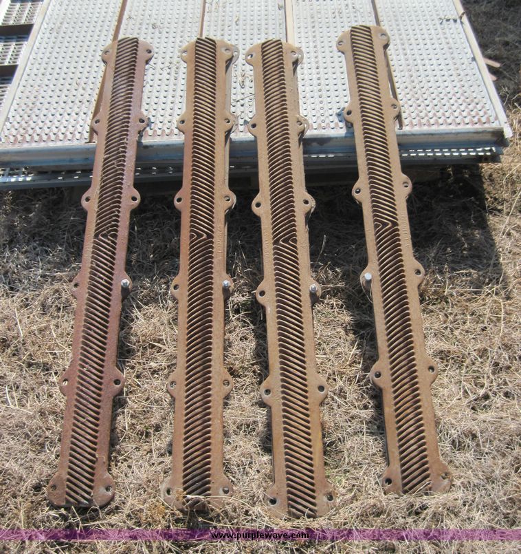 image for item 4696 1983 Gleaner L3 combine