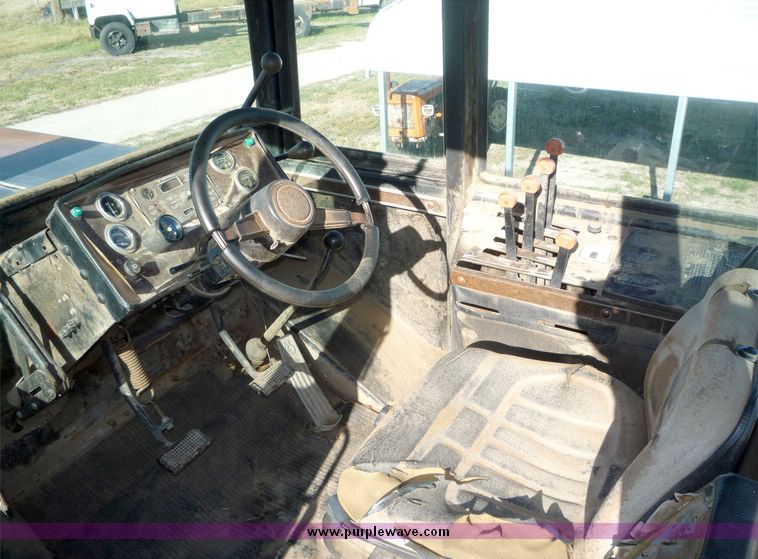 image for item 5088 1981 Versatile 935 tractor