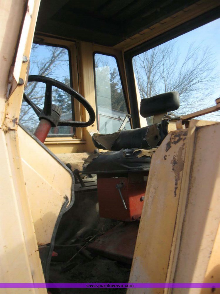 image for item 5568 Case 1070 tractor with GB 800 Workmaster loader with 6' bucket