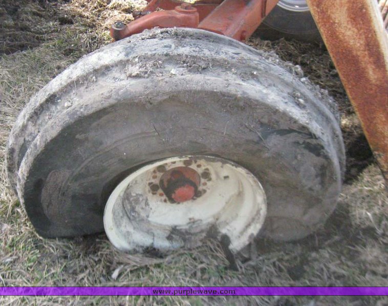 image for item 5568 Case 1070 tractor with GB 800 Workmaster loader with 6' bucket