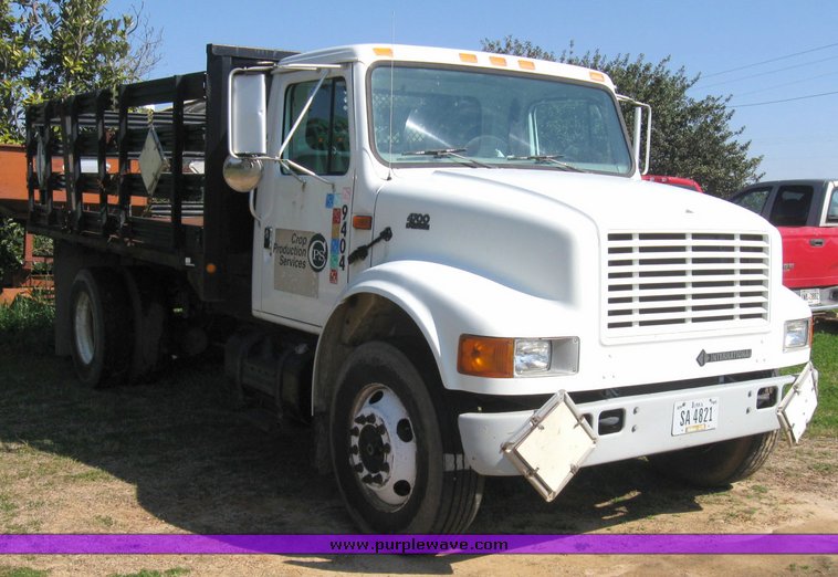 image for item 5667 2000 International 4700 4x2 truck
