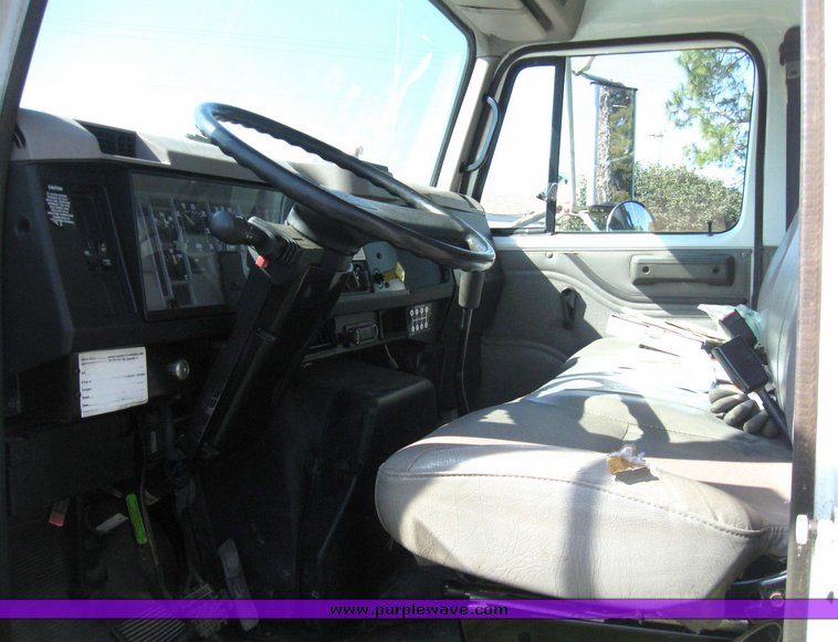 image for item 5667 2000 International 4700 4x2 truck