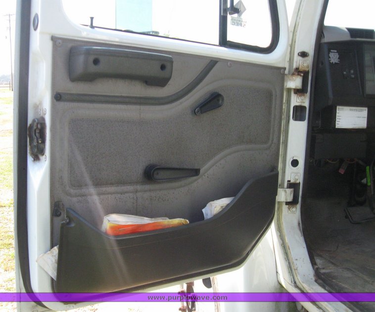 image for item 5667 2000 International 4700 4x2 truck