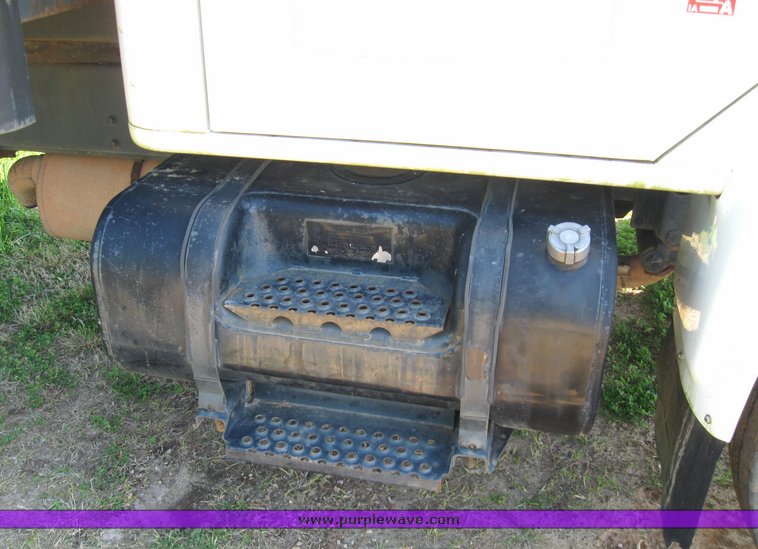 image for item 5667 2000 International 4700 4x2 truck