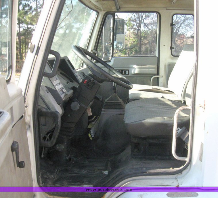 image for item 5672 1990 GMC 7000 W7 cab forward box truck