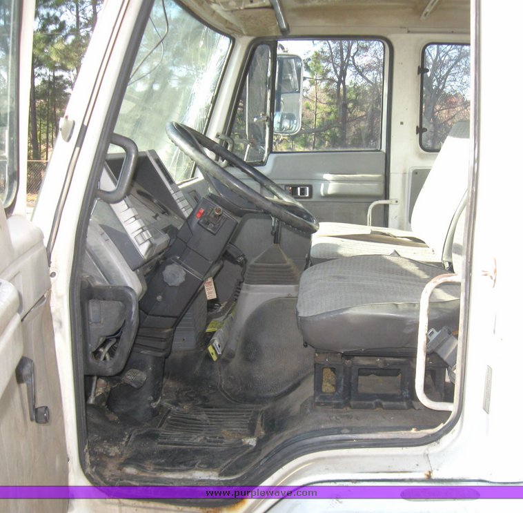 image for item 5672 1990 GMC 7000 W7 cab forward box truck