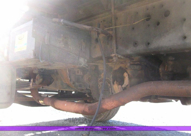 image for item 5672 1990 GMC 7000 W7 cab forward box truck