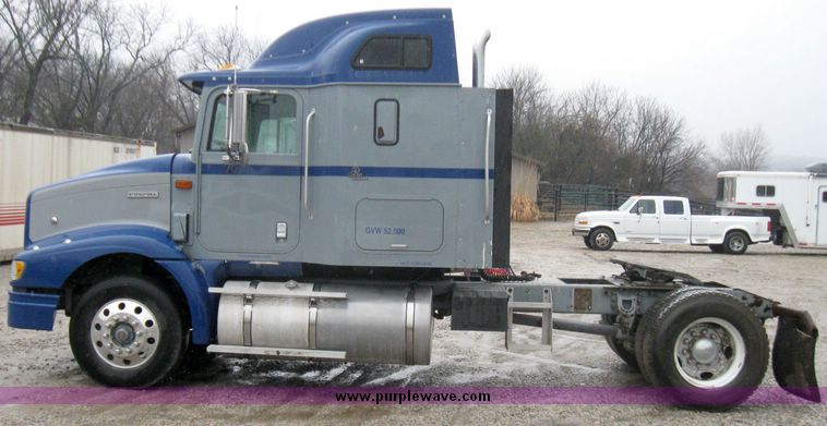 image for item 5686 1999 International 9200 single axle semi truck