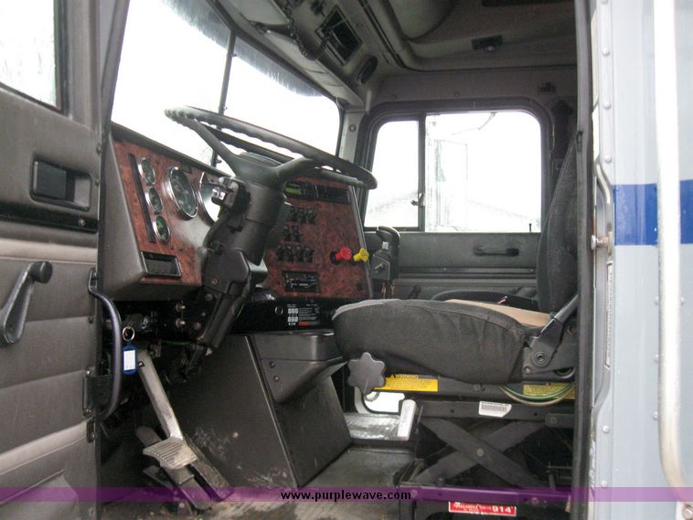 image for item 5686 1999 International 9200 single axle semi truck