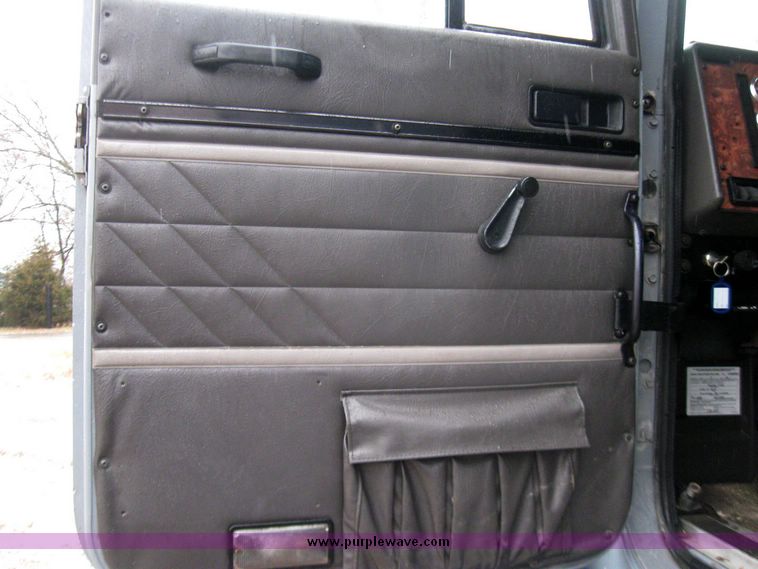 image for item 5686 1999 International 9200 single axle semi truck