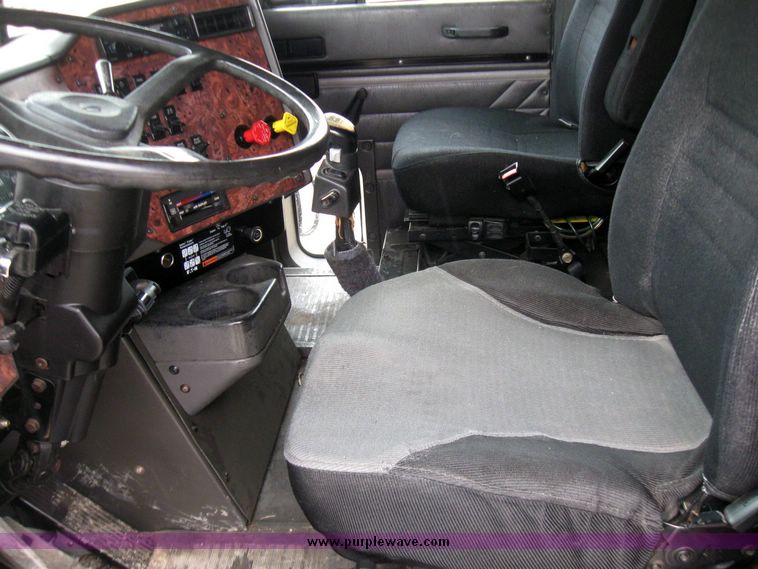 image for item 5686 1999 International 9200 single axle semi truck