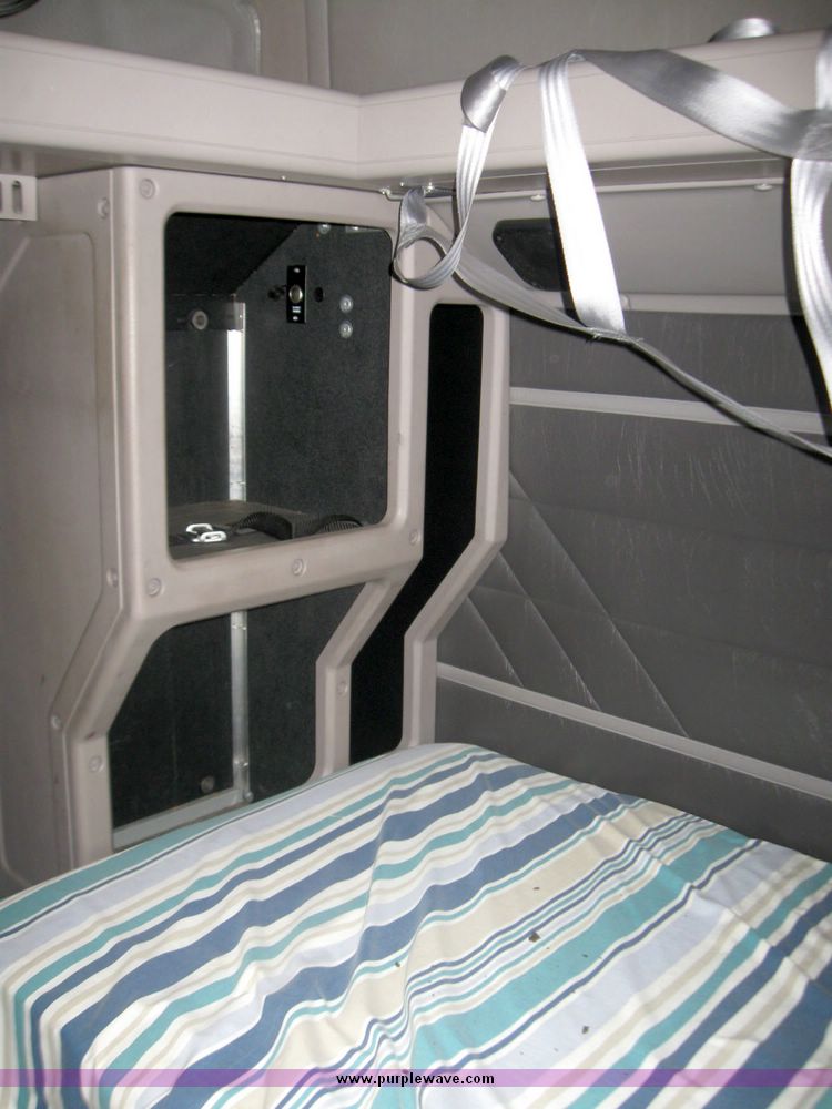 image for item 5686 1999 International 9200 single axle semi truck