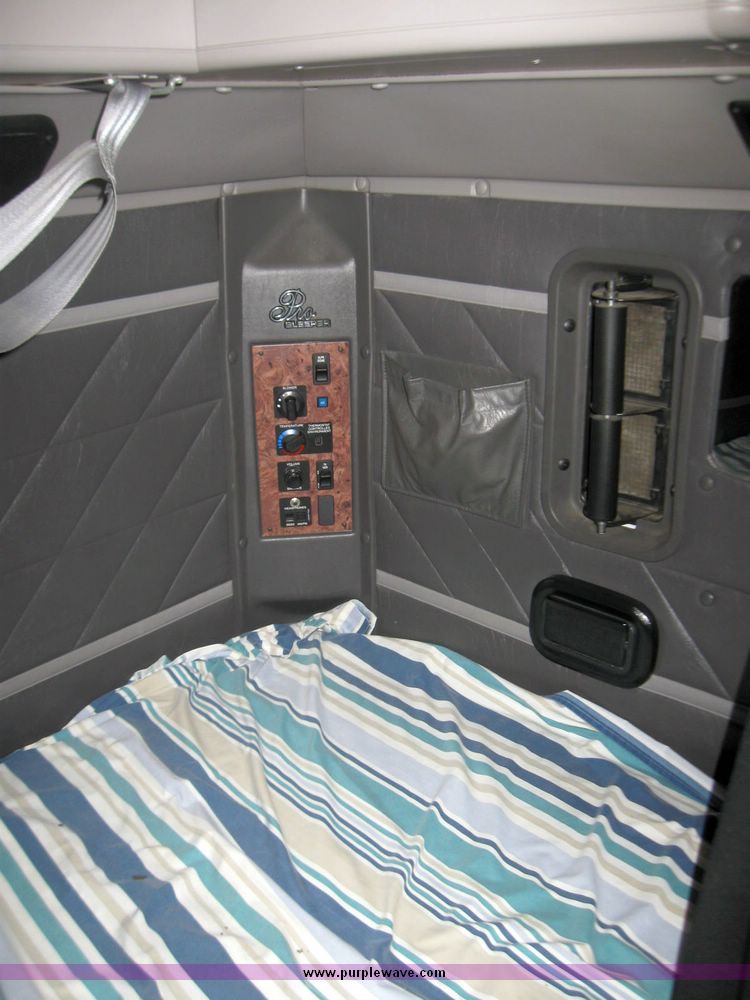 image for item 5686 1999 International 9200 single axle semi truck