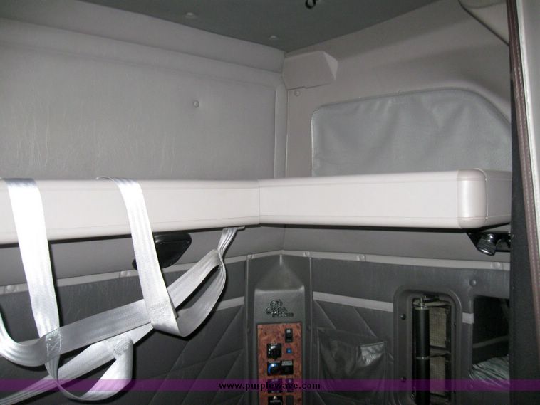 image for item 5686 1999 International 9200 single axle semi truck