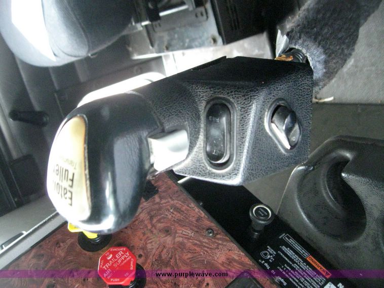 image for item 5686 1999 International 9200 single axle semi truck