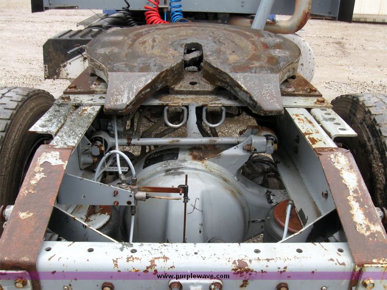 image for item 5686 1999 International 9200 single axle semi truck