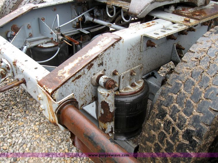 image for item 5686 1999 International 9200 single axle semi truck