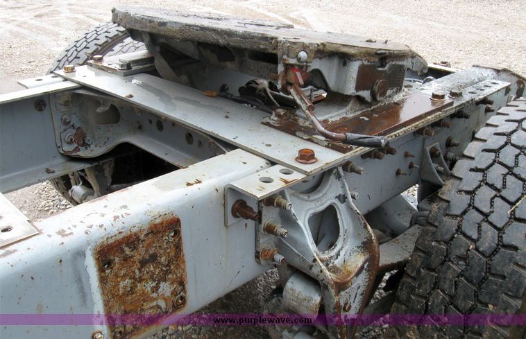 image for item 5686 1999 International 9200 single axle semi truck