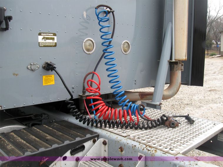 image for item 5686 1999 International 9200 single axle semi truck