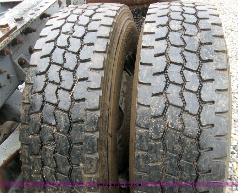 image for item 5686 1999 International 9200 single axle semi truck