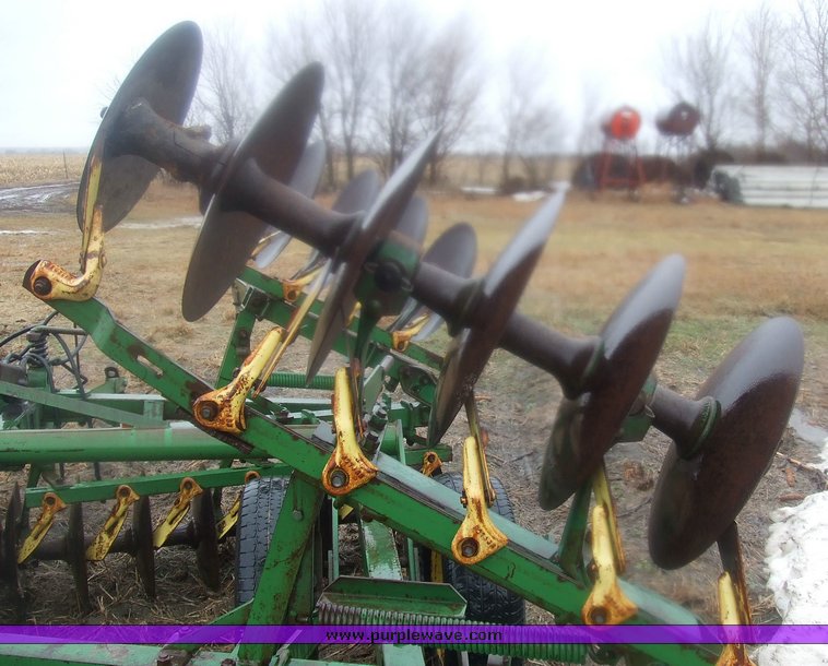 image for item 6685 John Deere BWA 18' tandem disc with wings