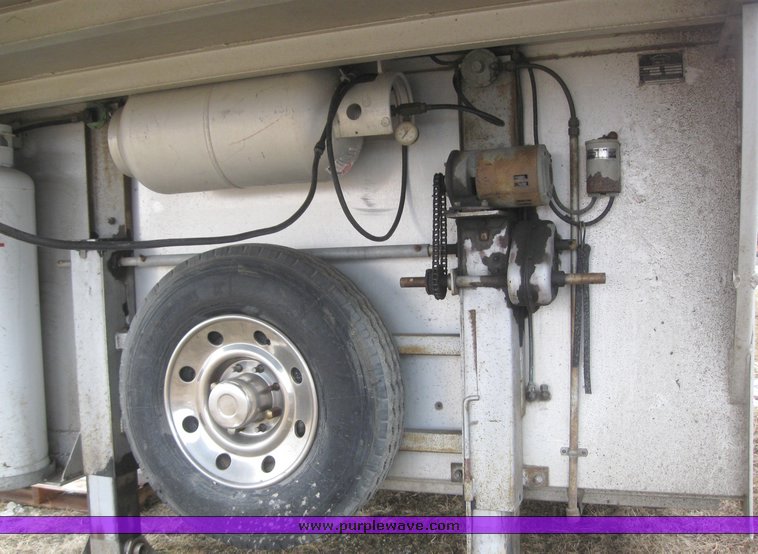 image for item 7724 1986 Touch of Class three horse slant trailer with living quarters