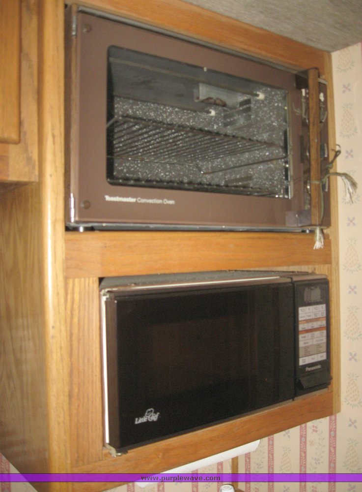 image for item 7724 1986 Touch of Class three horse slant trailer with living quarters