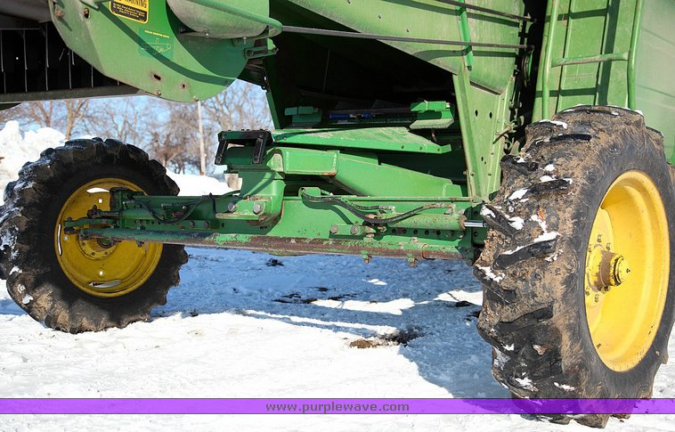 image for item 9100 1984 John Deere 6620 SideHill combine