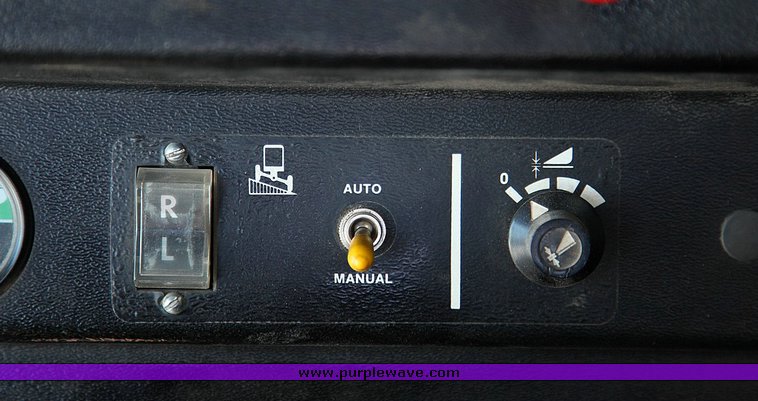 image for item 9100 1984 John Deere 6620 SideHill combine