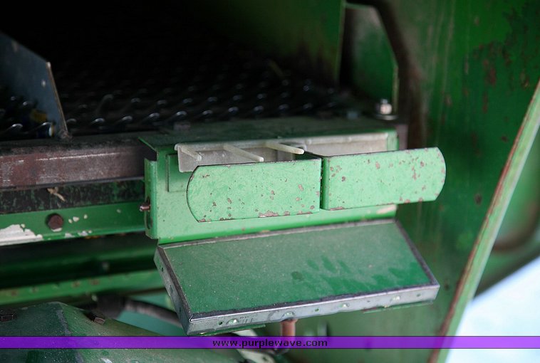 image for item 9100 1984 John Deere 6620 SideHill combine