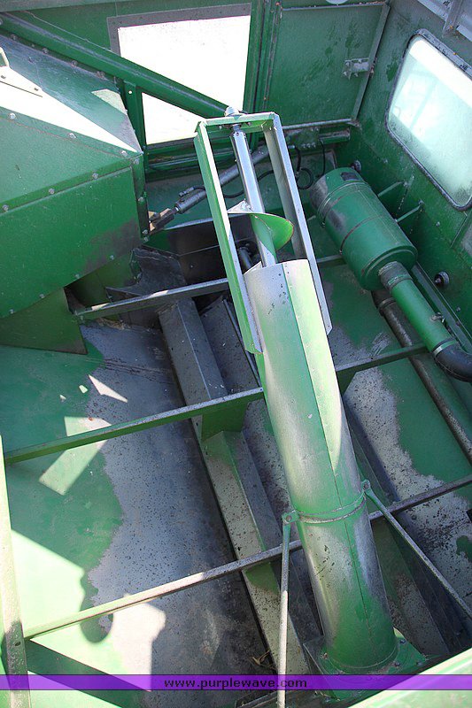 image for item 9100 1984 John Deere 6620 SideHill combine