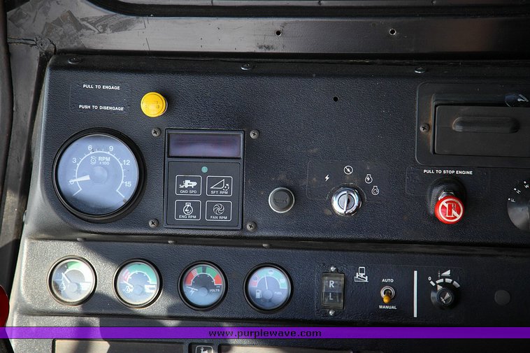 image for item 9100 1984 John Deere 6620 SideHill combine