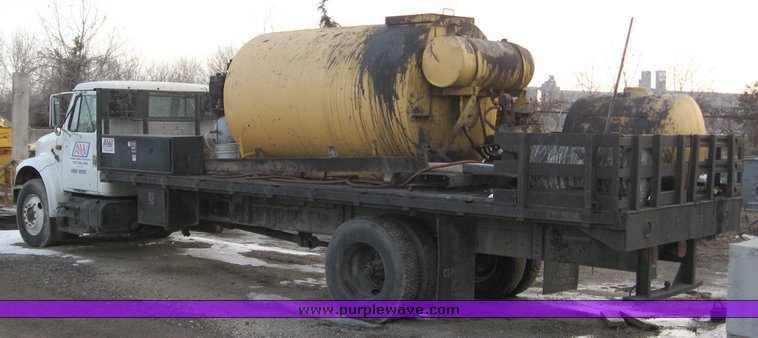 image for item 1023 1991 International Series 4700 flat bed truck with pavement sealer tank