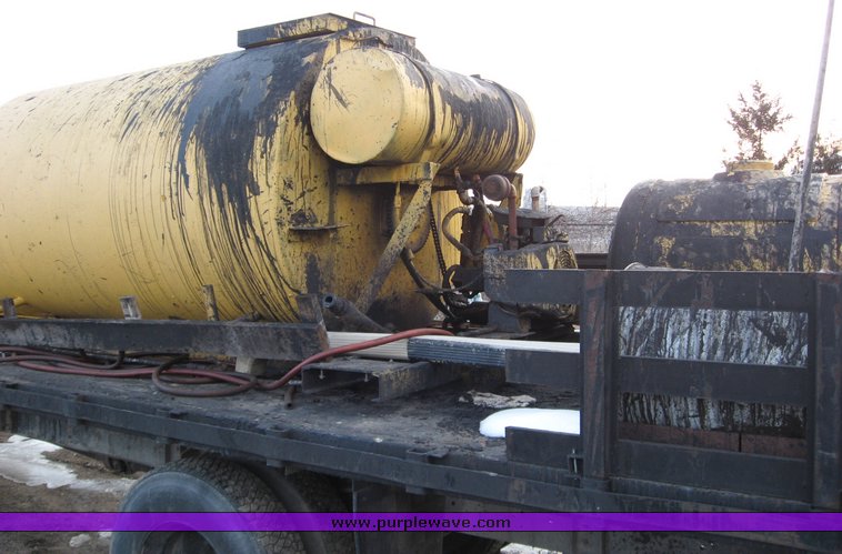 image for item 1023 1991 International Series 4700 flat bed truck with pavement sealer tank