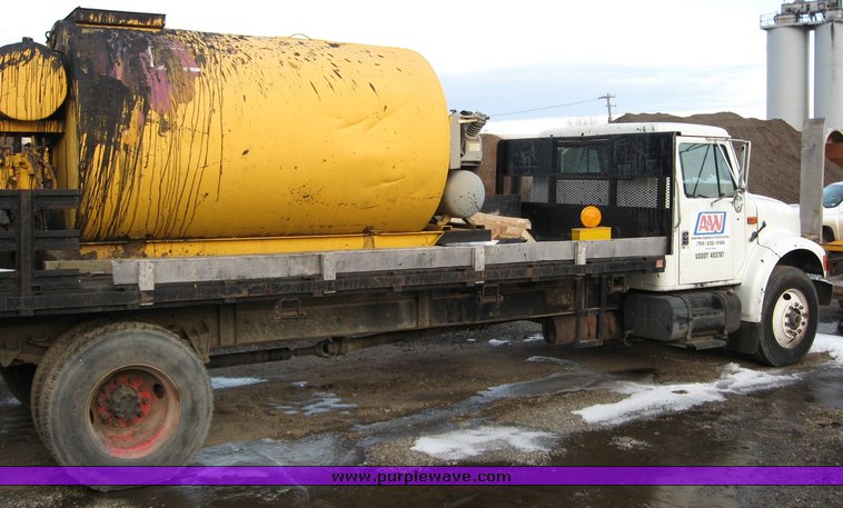 image for item 1023 1991 International Series 4700 flat bed truck with pavement sealer tank