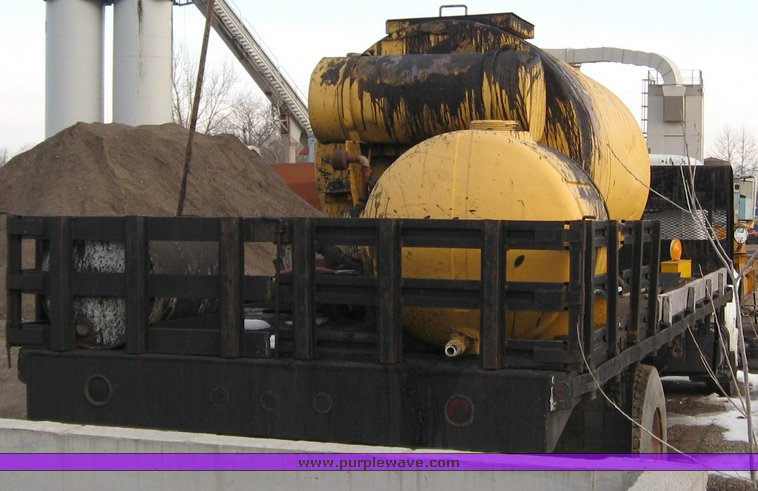 image for item 1023 1991 International Series 4700 flat bed truck with pavement sealer tank