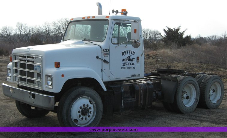 image for item 1029 1985 International F2575 semi truck