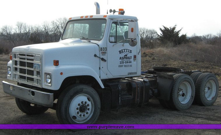 image for item 1029 1985 International F2575 semi truck