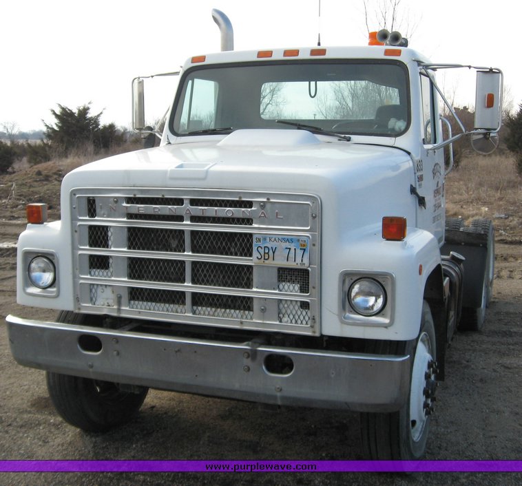 image for item 1029 1985 International F2575 semi truck
